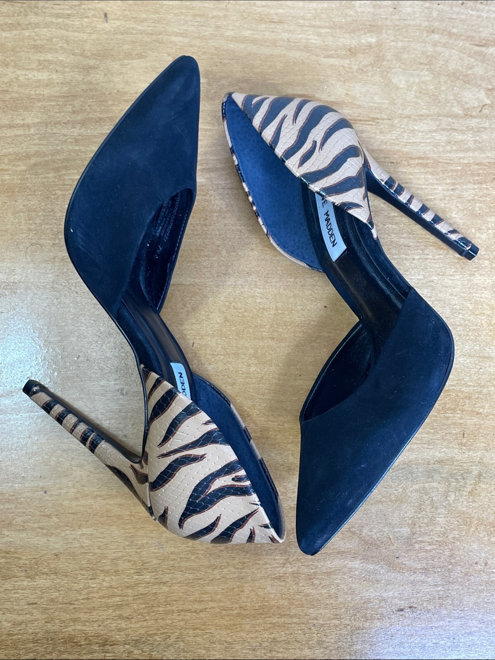 Steve Madden Black Pointed Pumps with Tiger-Print Heel. Size 7.5 - Picture 9 of 10